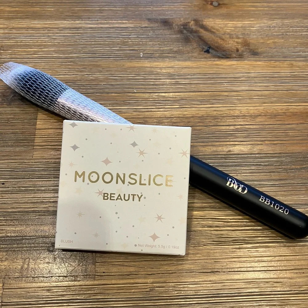 Moonslice Beauty blush in beautiful and‎ BYOD blush brush BB1020.